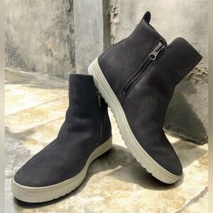 ECCO Women's Soft 7 Low Cut Nubuck Leather Zip Booties